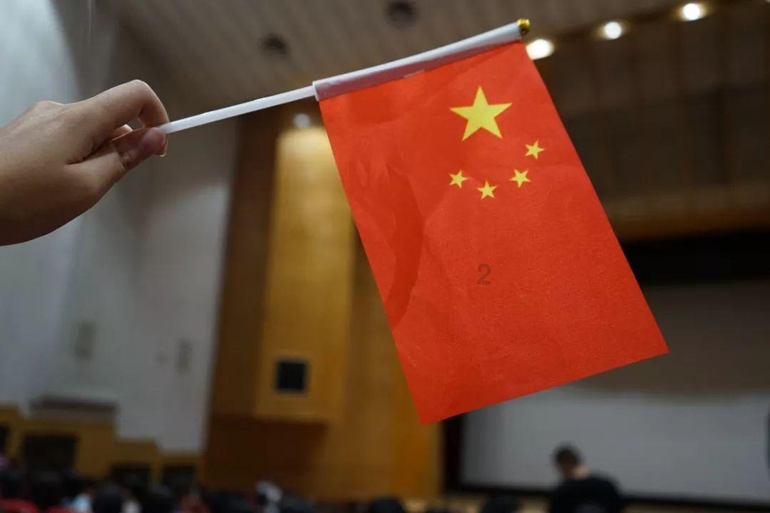晚上怎么去跟女生聊天？游戏画面